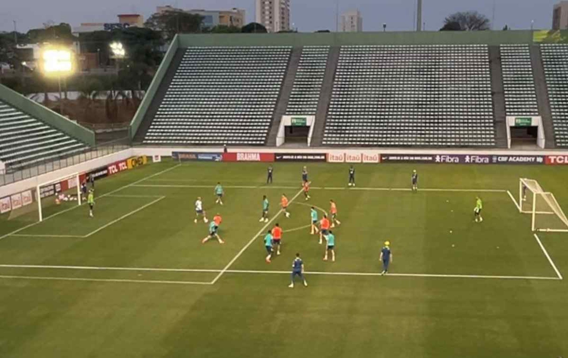 Primeiro treino da Seleção no Bezerrão foca em desmontar as retrancas