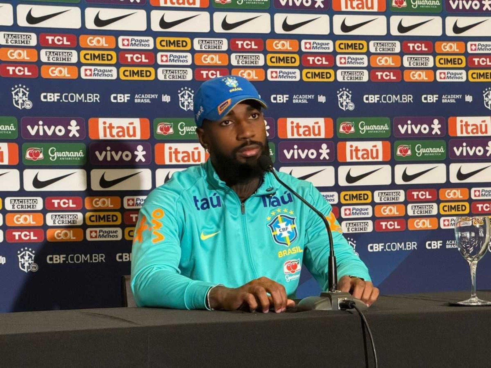 O meio-campista Gerson durante coletiva de imprensa neste sábado (12/10), em Brasília  