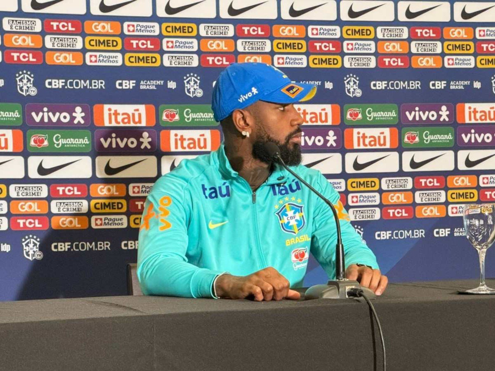 O meio-campista Gerson durante coletiva de imprensa neste sábado (12/10), em Brasília  