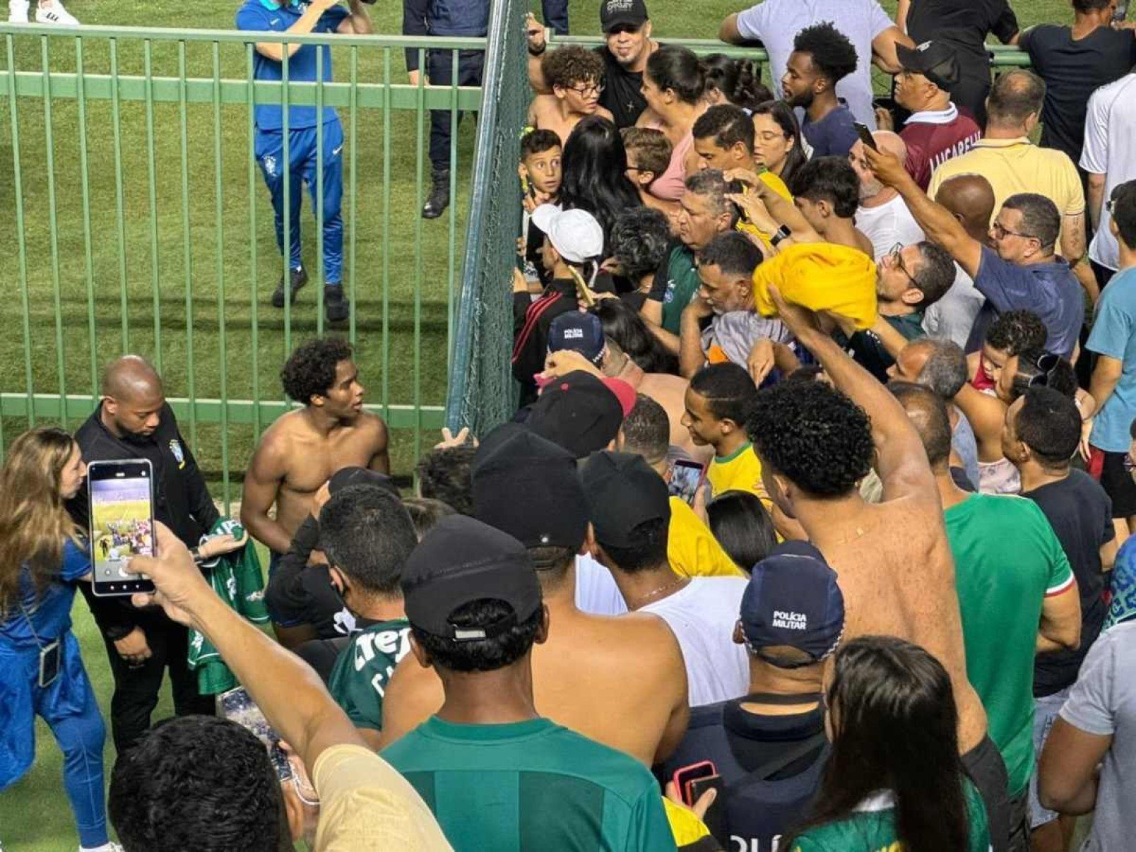 O p&uacute;blico do Gama aguarda para acompanhar treino da Sele&ccedil;&atilde;o Brasileira no Bezerr&atilde;o, na tarde deste s&aacute;bado (12/10), 