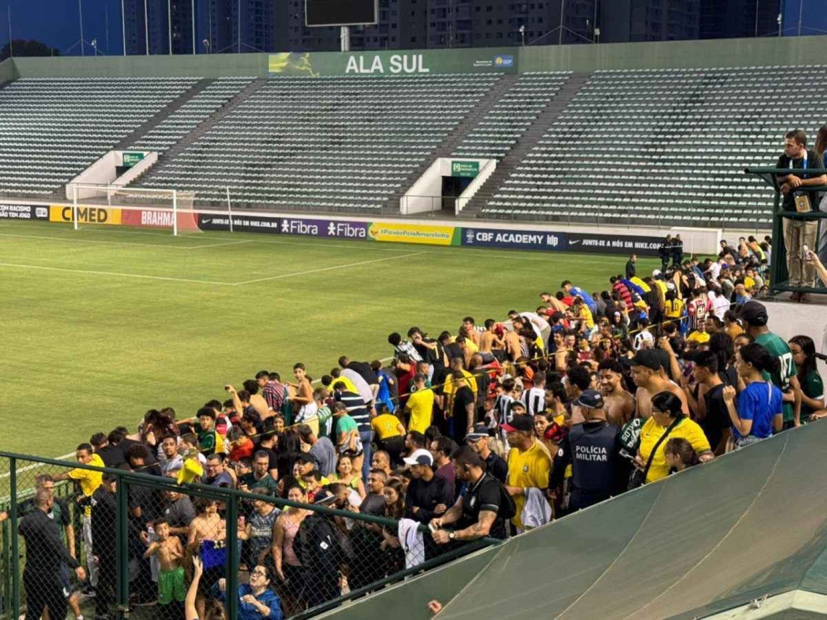 O p&uacute;blico do Gama aguarda para acompanhar treino da Sele&ccedil;&atilde;o Brasileira no Bezerr&atilde;o, na tarde deste s&aacute;bado (12/10), 