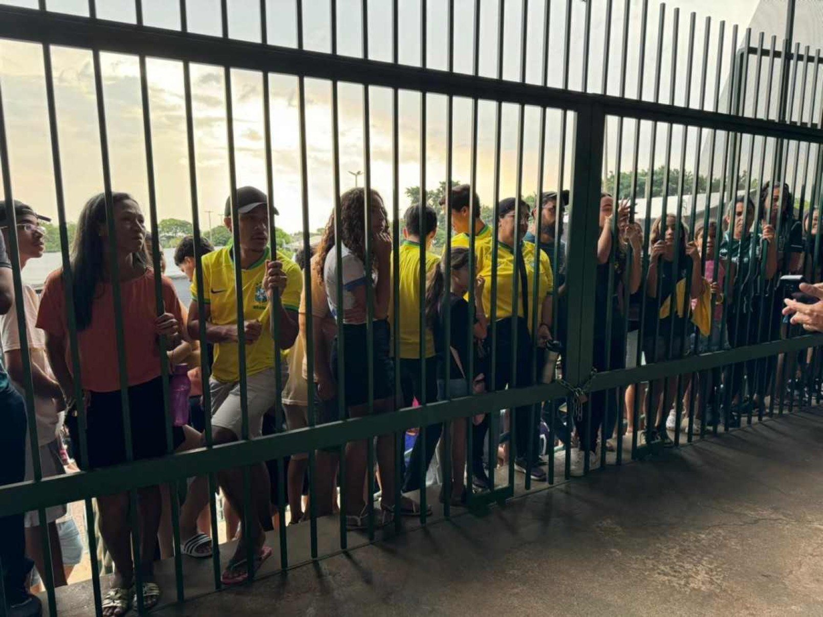 O p&uacute;blico do Gama aguarda para acompanhar treino da Sele&ccedil;&atilde;o Brasileira no Bezerr&atilde;o, na tarde deste s&aacute;bado (12/10), 