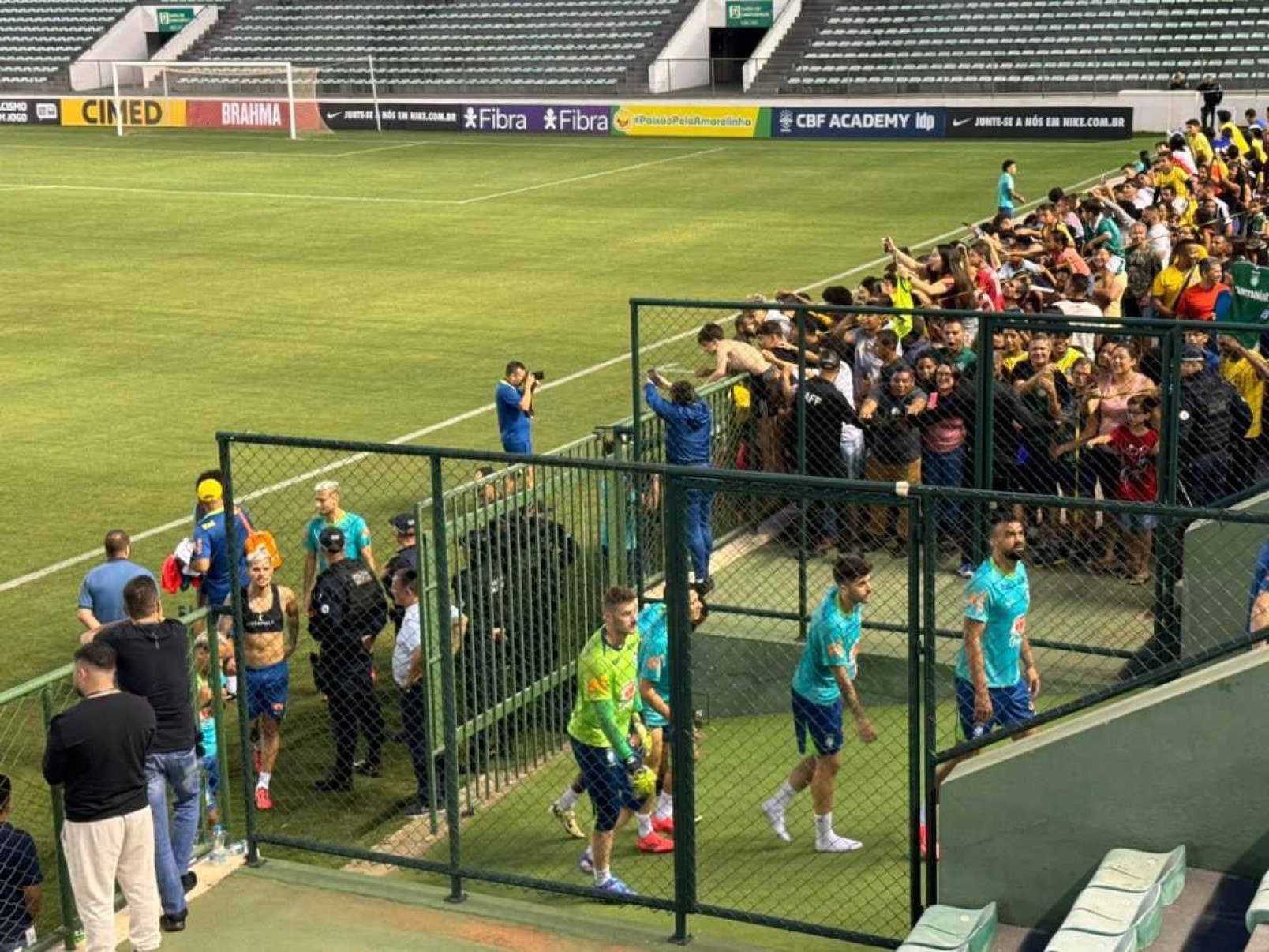 O p&uacute;blico do Gama aguarda para acompanhar treino da Sele&ccedil;&atilde;o Brasileira no Bezerr&atilde;o, na tarde deste s&aacute;bado (12/10), 