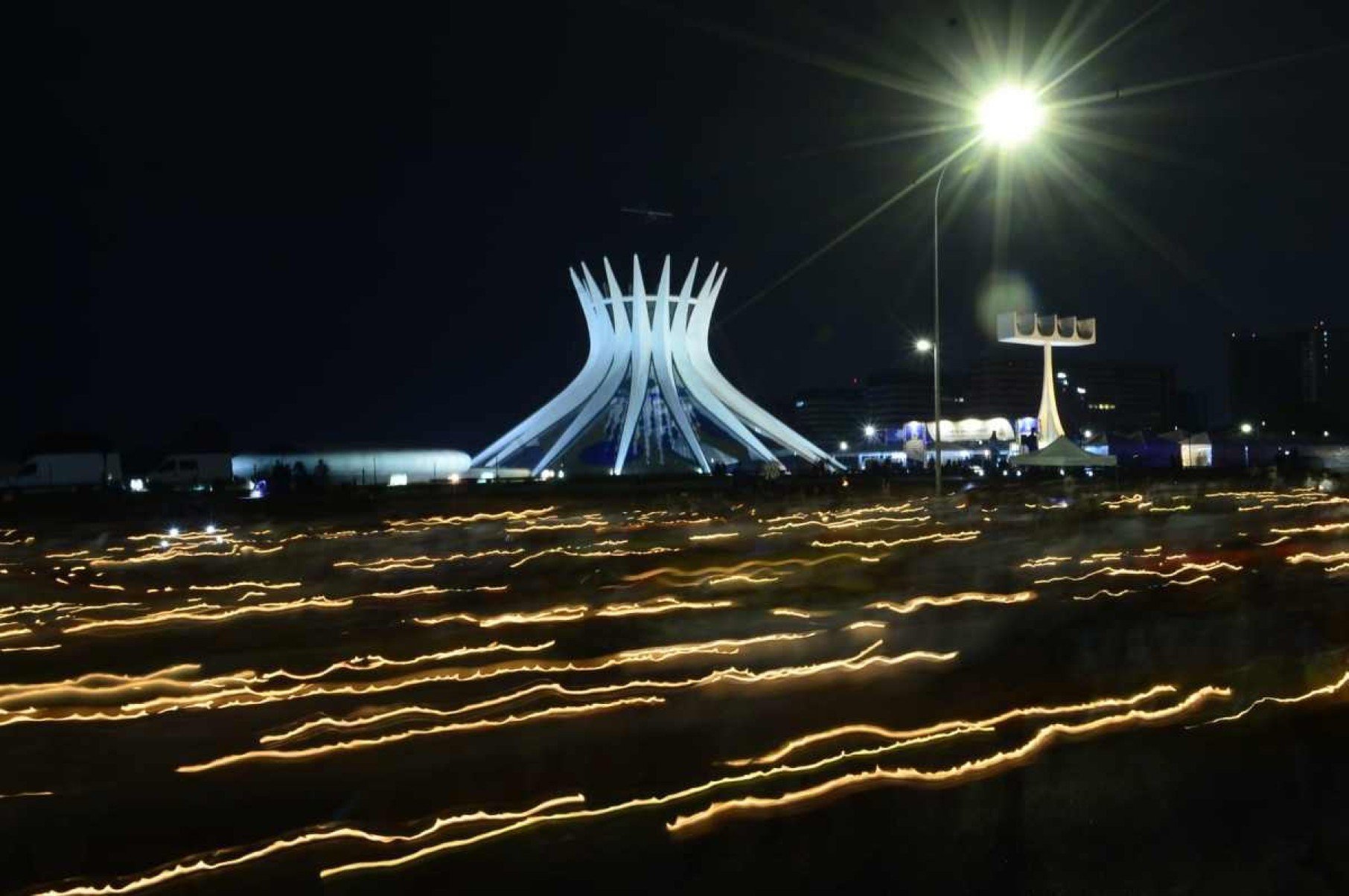 Fé e devoção: multidão celebra Nossa Senhora Aparecida na Esplanada