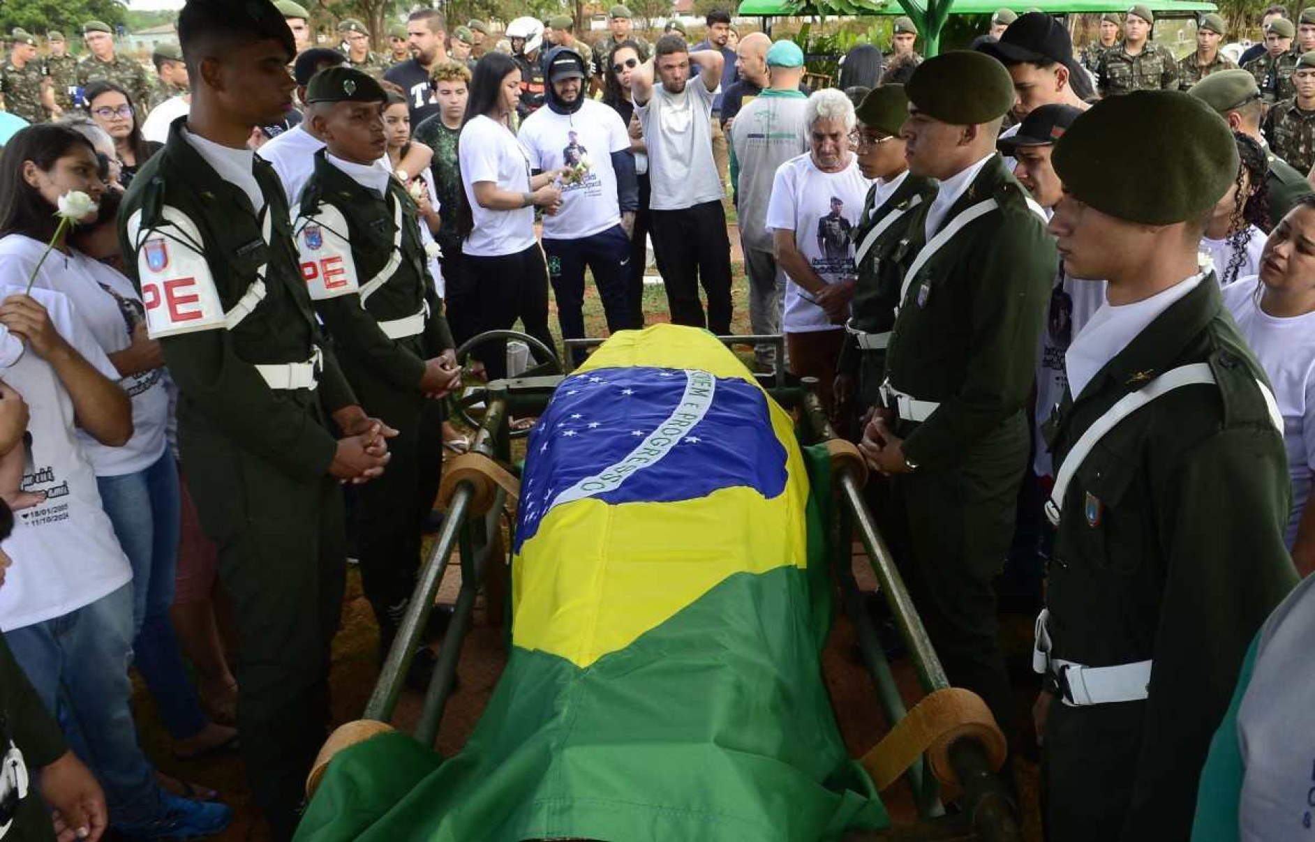  13/10/2024 Crédito: Marcelo Ferreira/CB/D.A Press. Brasil. Brasília - DF -  Gama, Cemitério Campo da Esperança. Enterro do soldado do exército Iury Araújo Azevedo.