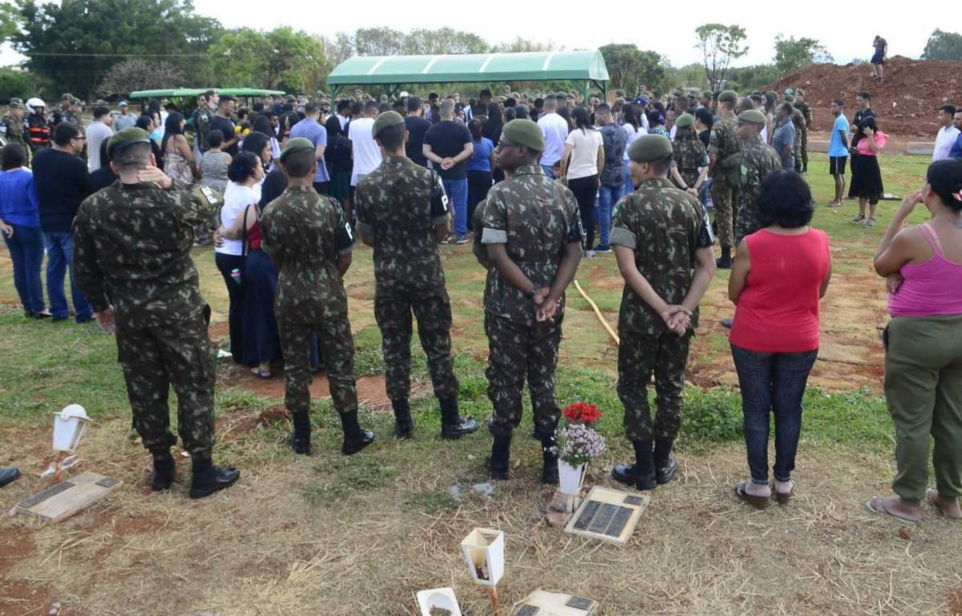  13/10/2024 Crédito: Marcelo Ferreira/CB/D.A Press. Brasil. Brasília - DF -  Gama, Cemitério Campo da Esperança. Enterro do soldado do exército Iury Araújo Azevedo.