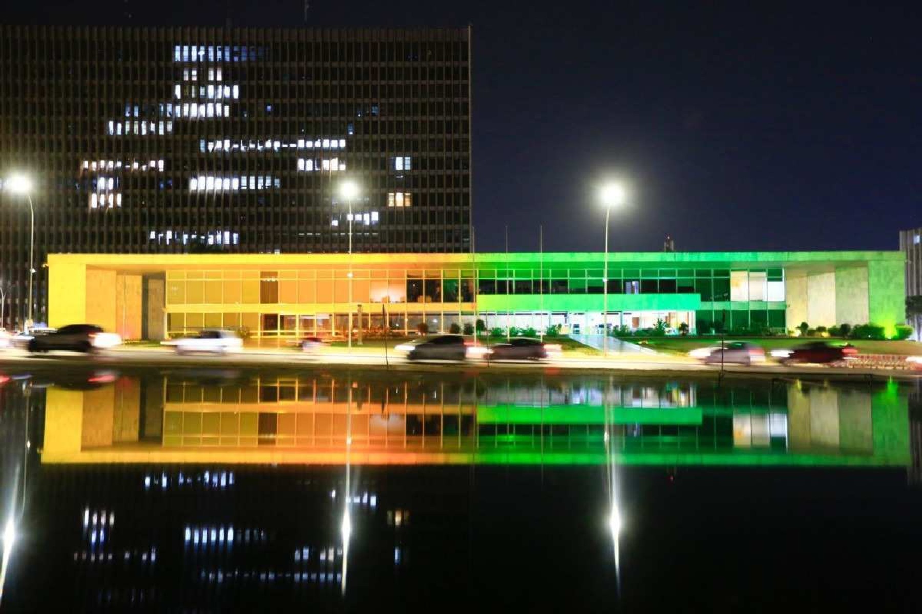 Palácio do Buriti iluminado de verde e amarelo