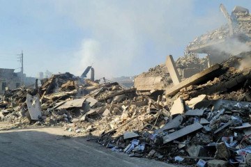 Imagem mostra os danos um dia depois de um ataque aéreo israelense ter como alvo o mercado da cidade de Nabatiyeh, no sul do Líbano, em 13 de outubro de 2024.  -  (crédito: Abbas FAKIH / AFP)