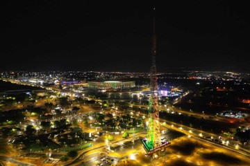 Torre de TV de Brasília e Mané Garrincha (ao fundo) iluminados de verde e amarelo -  (crédito: Divulgação/CBF)