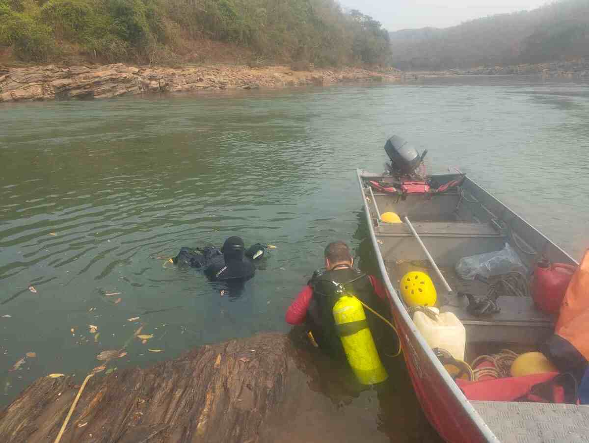 Equipe de mergulho do 9º Batalhão de Caldas Novas realizou buscas submersas no local onde a vítima foi vista pela última vez -  (crédito: Divulgação/Corpo de Bombeiros de Goiás)