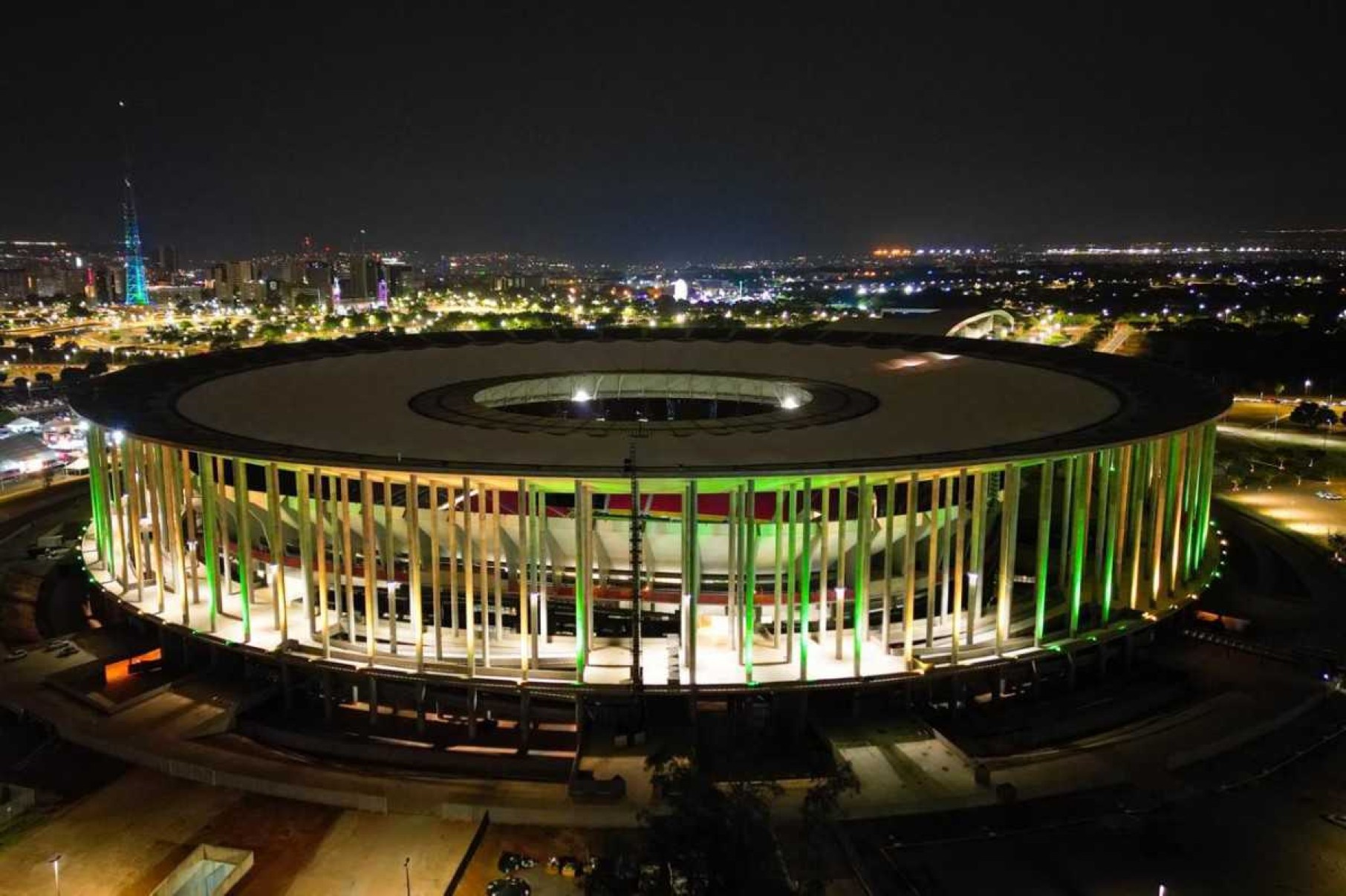 Mané Garrincha iluminado de verde e amarelo