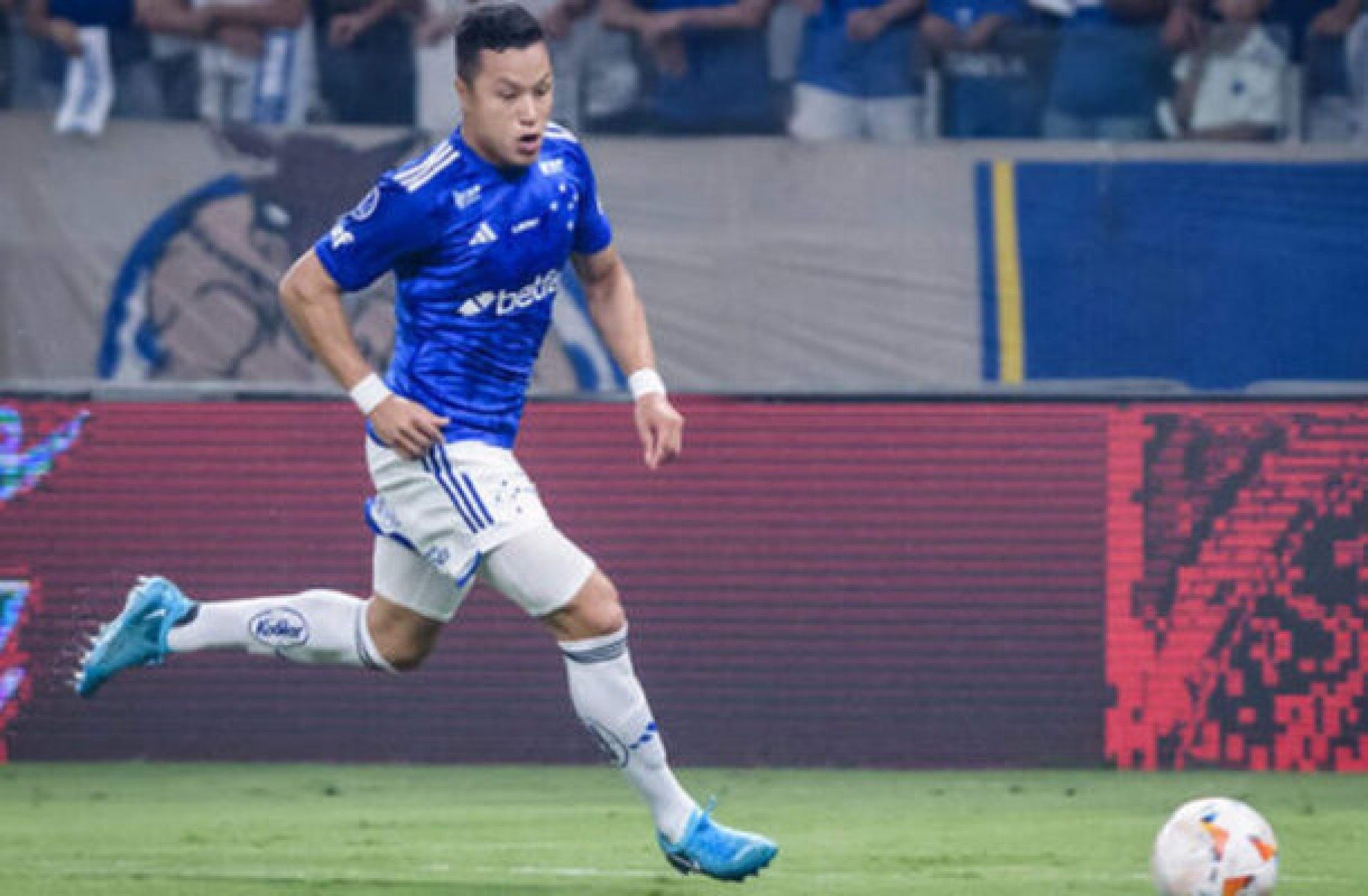 Marlon volta participar de gols no Cruzeiro e está em fase mais disciplinada após bronca
