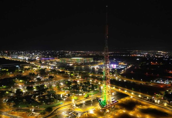 Torre de TV de Brasília e Mané Garrincha (ao fundo) iluminados de verde e amarelo -  (crédito: Divulgação/CBF)