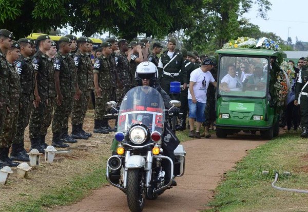 Jovem, que cumpria o Serviço Militar Obrigatório, teve o corpo sepultado com honras, no cemitério do Gama -  (crédito: Fotos: Marcelo Ferreira/CB/D.A Press - Reprodução/Redes sociais)