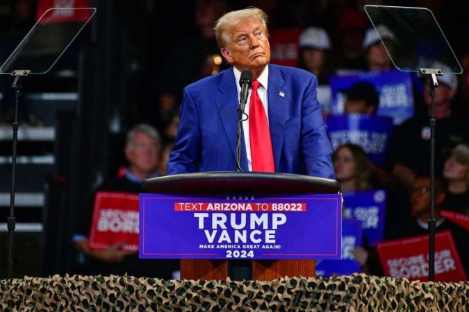  Former US President and Republican presidential candidate Donald Trump watches a campaign video during a campaign rally at Findlay Toyota Arena in Prescott Valley, Arizona, on October 13, 2024. (Photo by Caitlin O'Hara / AFP)
       -  (crédito: Caitlin O'Hara / AFP)