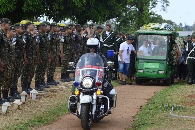 Jovem, que cumpria o Serviço Militar Obrigatório, teve o corpo sepultado com honras, no cemitério do Gama -  (crédito: Fotos: Marcelo Ferreira/CB/D.A Press - Reprodução/Redes sociais)