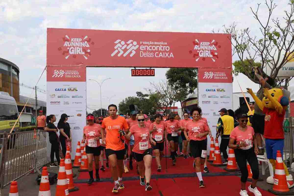 A corrida, exclusivamente feminina, faz alusão 
ao Outubro Rosa e já
virou tradição no DF -  (crédito: Fotos: Mariana Campos/CB/D.A Press)