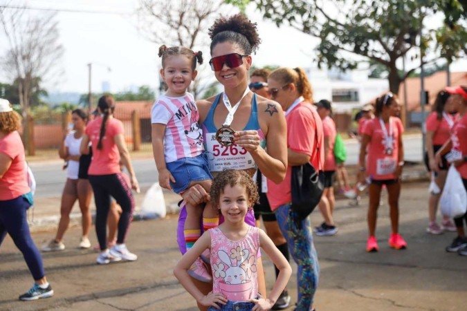 Joyce Navegantes levou as filhas e disse que ter crianças pequenas não a impede de correr