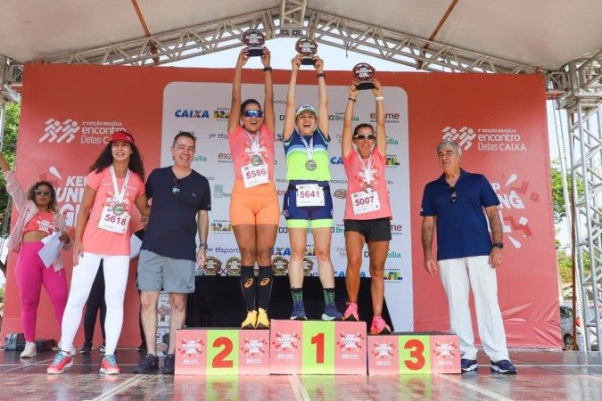 Campeãs dos 5km no pódio, com o assessor do Correio Miguel Jabour à direita