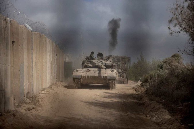 Esta foto tirada em 13 de outubro de 2024 mostra um tanque de guerra israelense entrando no Líbano vindo do norte de Israel - (crédito: MENAHEM KAHANA / AFP) Esta foto tirada em 13 de outubro de 2024 mostra um tanque de guerra israelense entrando no Líbano vindo do norte de Israel - (crédito: MENAHEM KAHANA / AFP)