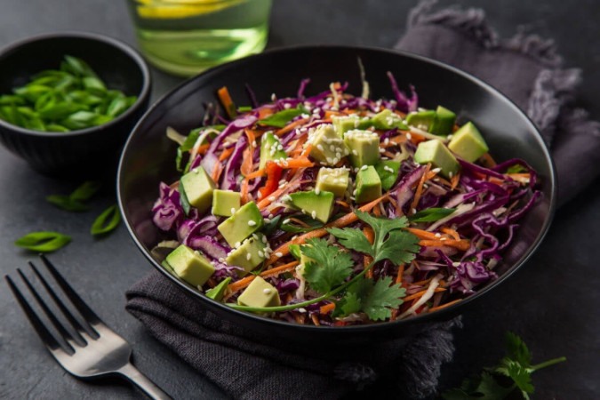 Salada de repolho com abacate (Imagem: Anna Shepulova | Shutterstock) -  (crédito: Edicase)