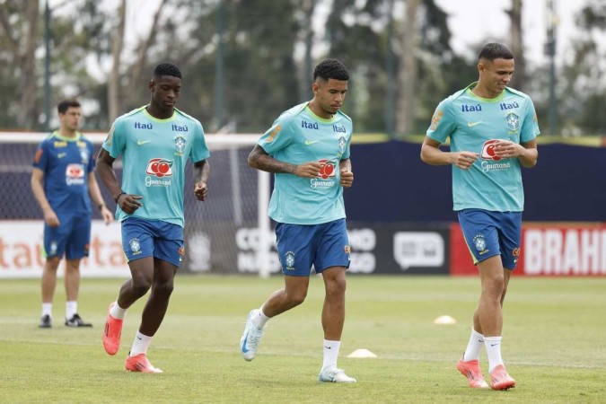 Vanderson (D) durante atividade no Chile antes do desembarque em Brasília para enfrentar o Peru pelas Eliminatórias da Copa de 2026 -  (crédito: Rafael Ribeiro/CBF)