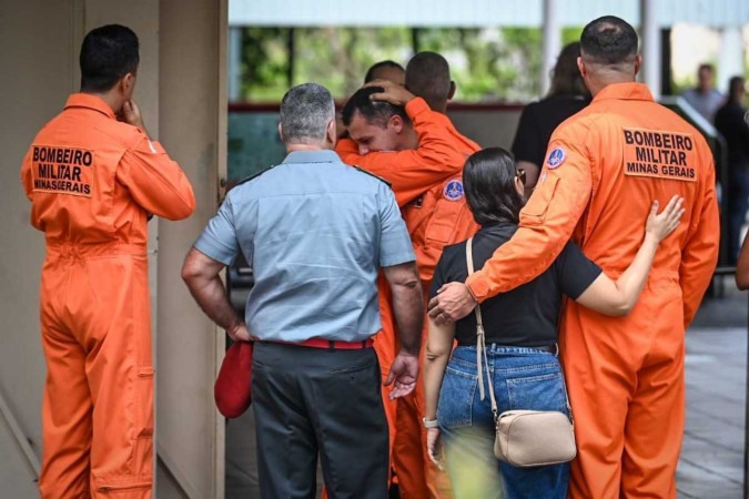 Emocionados, bombeiros se abraçam e choram no velório de colegas, vítimas do acidente com helicóptero em Ouro Preto -  (crédito: Leandro Couri/EM/DA Press)