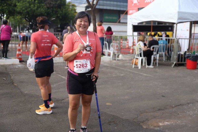Paciente oncológica por um câncer de mama, Kazumi Yamamoto participou da 3ª edição da corrida Encontro Delas Caixa - (crédito: Mariana Campos/CB/D.A.Press) Paciente oncológica por um câncer de mama, Kazumi Yamamoto participou da 3ª edição da corrida Encontro Delas Caixa - (crédito: Mariana Campos/CB/D.A.Press)