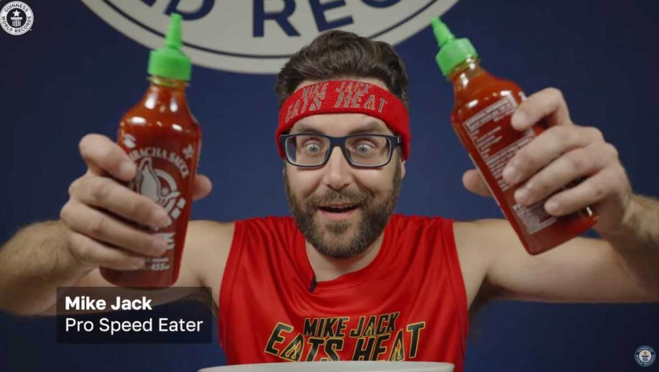Youtuber engole 1,12 kg de molho de pimenta em 3 minutos por recorde no 'Guinness'