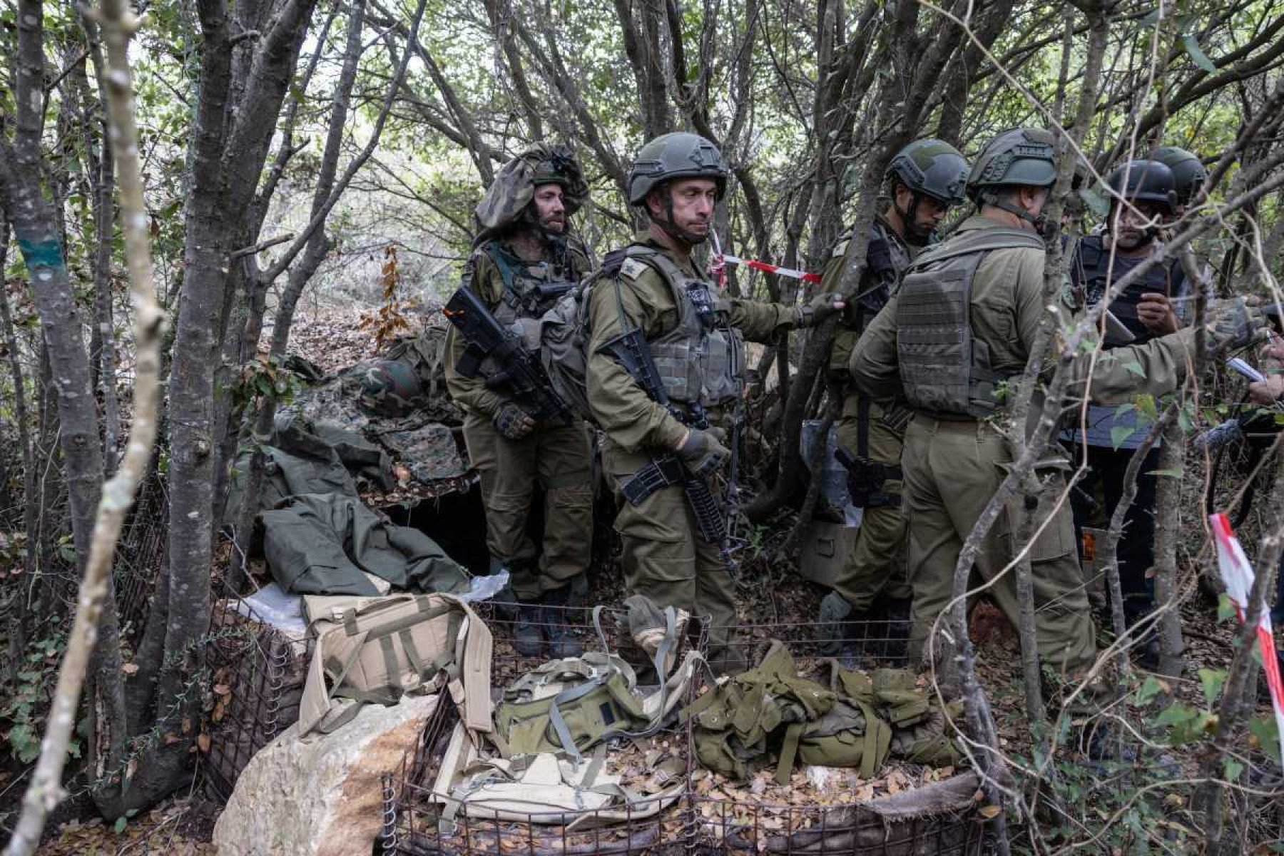 Esta foto tirada em 13 de outubro de 2024 mostra tropas israelenses reunidas no que disseram ser uma posição abandonada do Hezbollah      