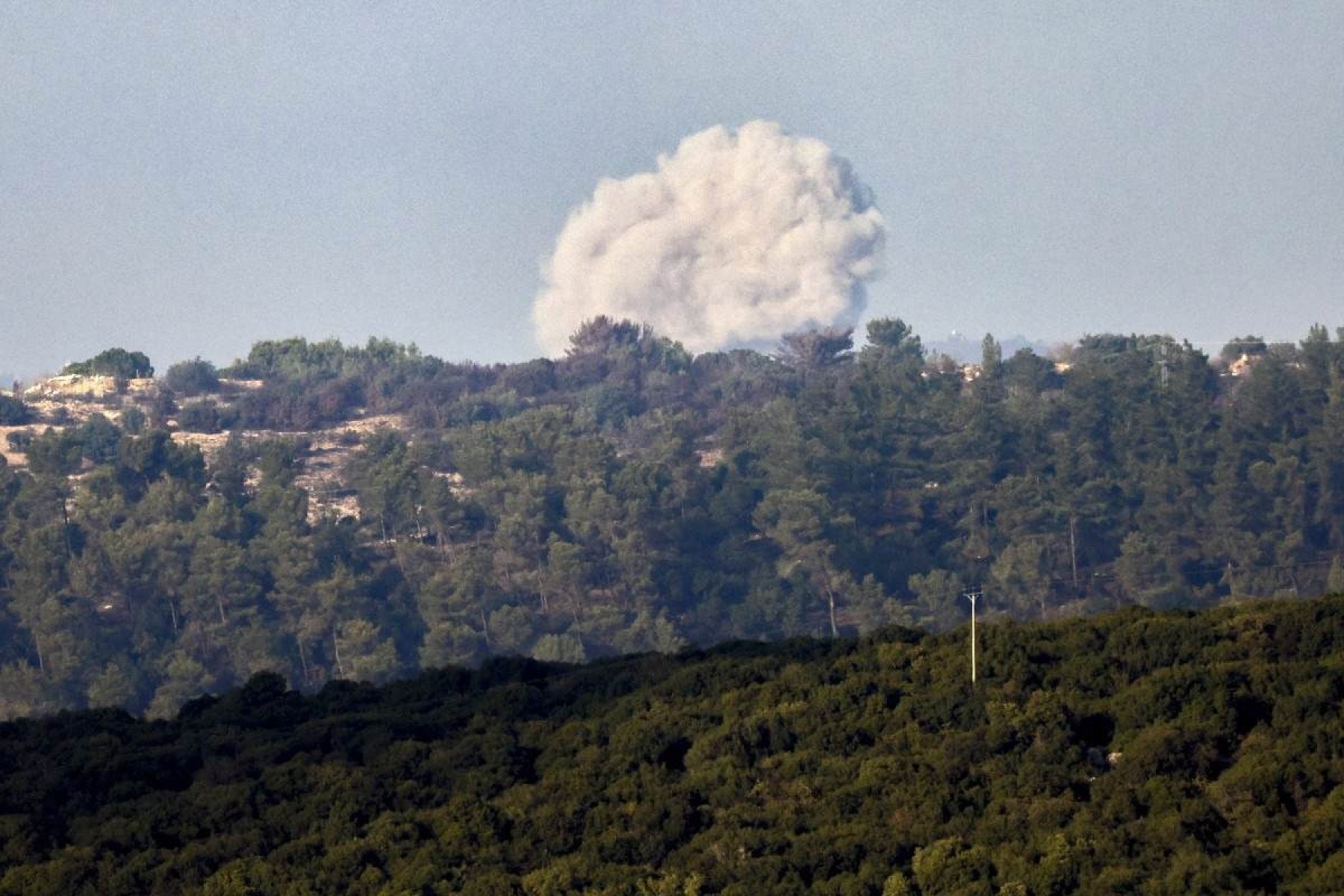 Uma foto tirada de uma posição no norte de Israel mostra fumaça subindo após o bombardeio israelense no lado libanês da fronteira em 13 de outubro de 2024   