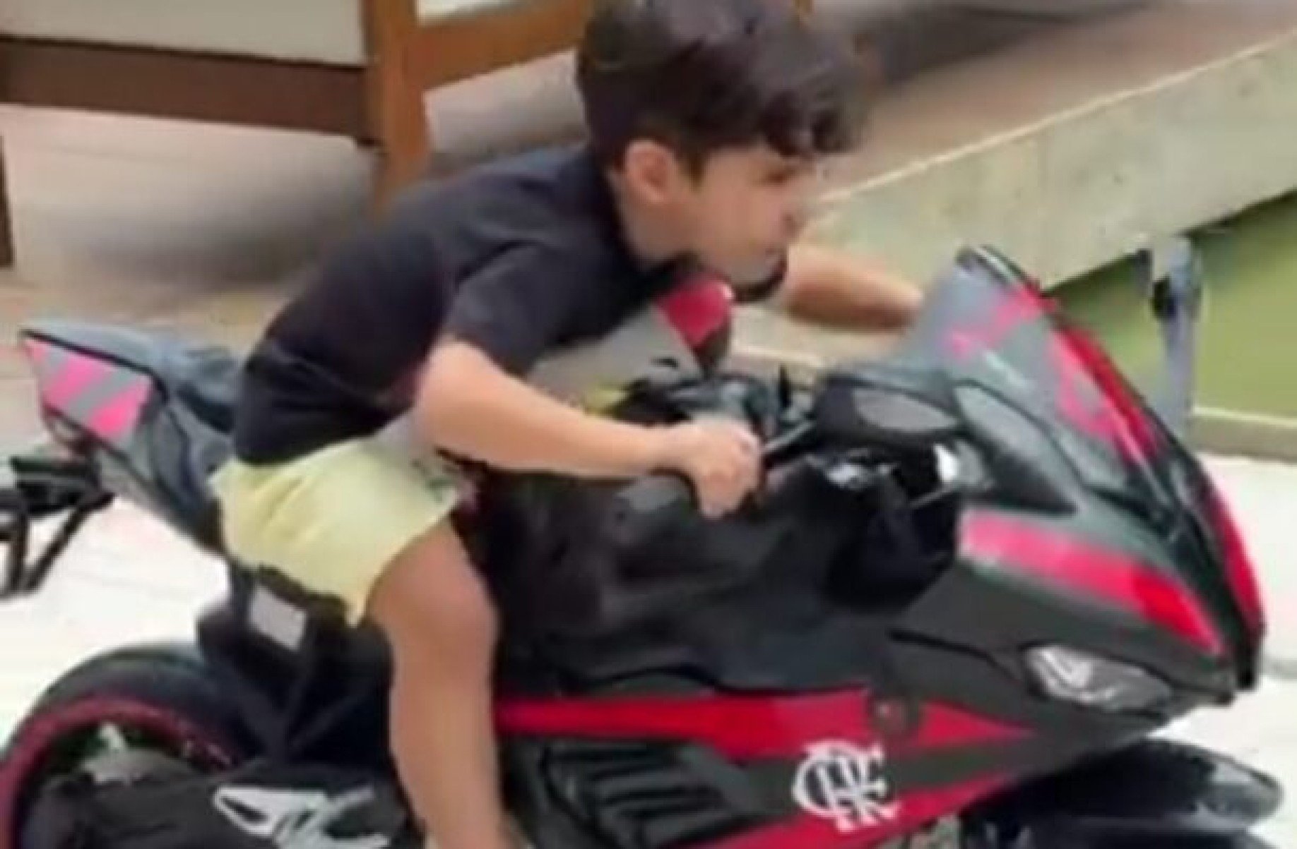 Flamengo envia presente para filhos de Everton Ribeiro pelo Dia das Crianças