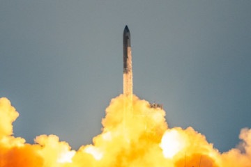 A decolagem ocorreu às 7h25 locais (9h25 de Brasília) e foi transmitido ao vivo pela empresa de satélites, a Starlink. -  (crédito: SERGIO FLORES / AFP)