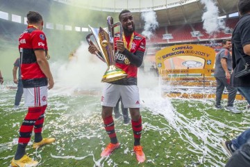 Gerson faturou duas edições da Supercopa do Brasil no gramado do Estádio Nacional Mané Garrincha, em Brasília -  (crédito: Marcelo Cortes/Flamengo)