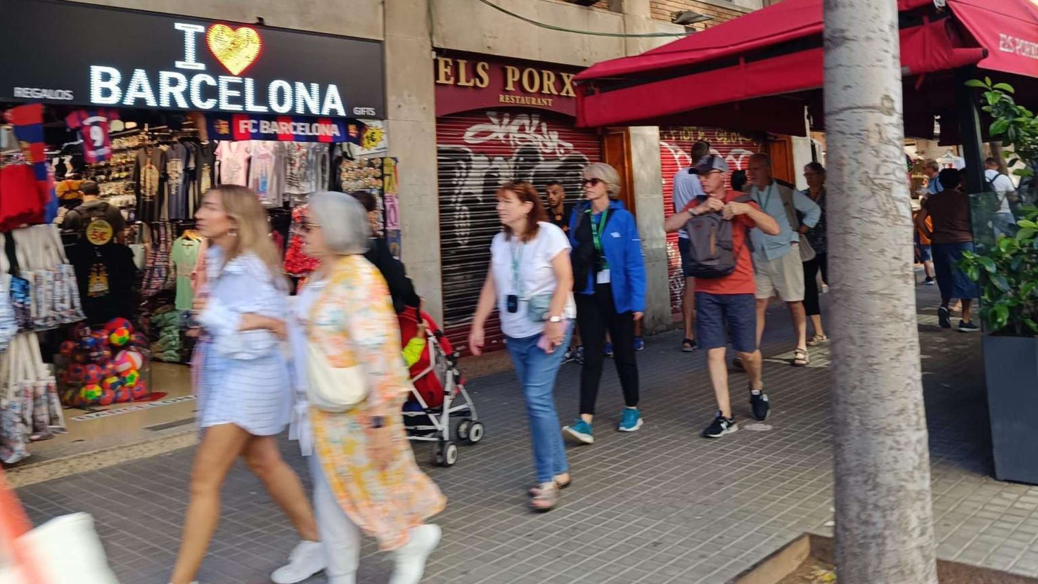 Manifestantes seguram faixa com dizeres 'Diminuição do turismo já' em protesto em julho  -  (crédito: Getty Images)