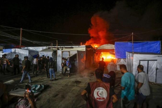 As chamas atingiram tendas de deslocados dentro dos muros do Hospital dos Mártires de Al-Aqsa, em Deir al-Balah, após o bombardeio 