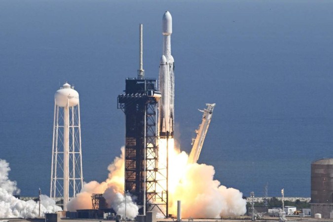 Europa Clipper foi lançada dentro do Falcon Heavy, foguete fabricado pela empresa SpaceX, considerado o mais poderoso em operação no mundo -  (crédito:  AFP)