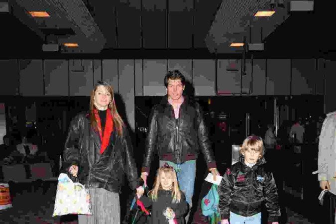 Christopher Reeve chega aeroporto com a família 
    