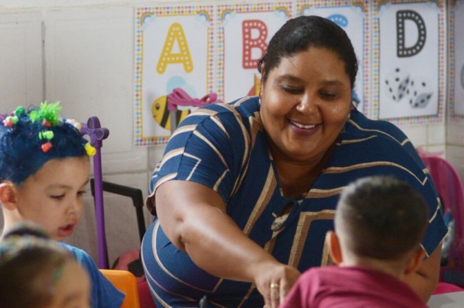 Professora Geilsa Brito utiliza uma metodologia lúdica e inclusiva com seus alunos do CMEI Professora Valéria Dias, em Luziânia