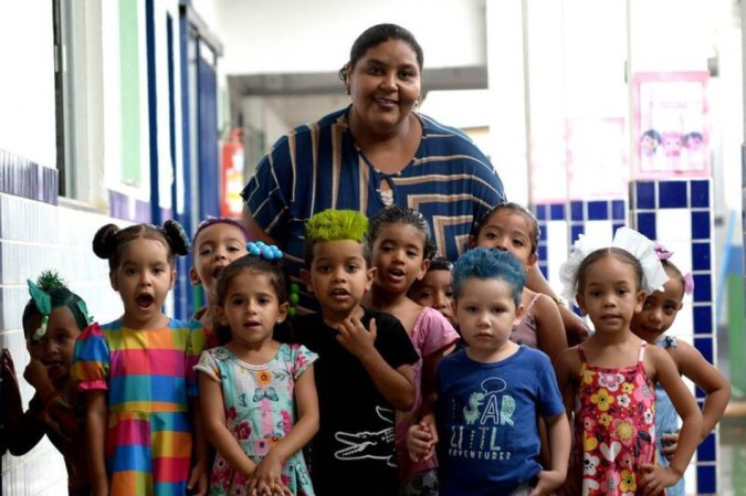 Professora Geilsa Brito com as crianças no dia do cabelo9 maluco