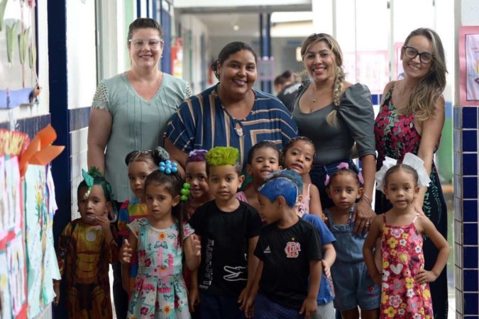 Geilsa Brito, as crianças e as demais educadoras do colégio CMEI Professora Valéria Dias, no Jardim Ingá