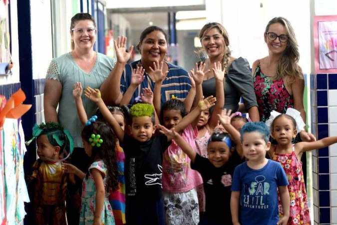 Geilsa Brito, as crianças e as demais educadoras do colégio CMEI Professora Valéria Dias, no Jardim Ingá