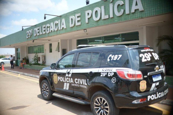 Mulher foi presa em flagrante por tentativa de homicídio após esfaquear o sogro no Riacho Fundo 2 - (crédito: Ed Alves/CB/DA.Press) Mulher foi presa em flagrante por tentativa de homicídio após esfaquear o sogro no Riacho Fundo 2 - (crédito: Ed Alves/CB/DA.Press)