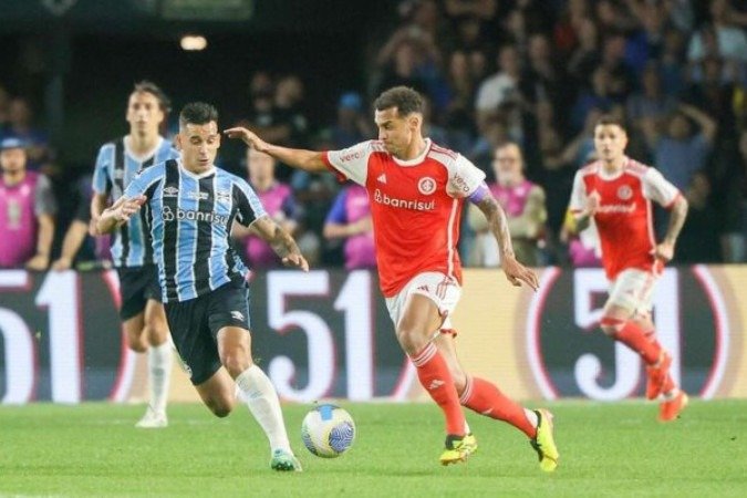 Vitão (esquerda) foi o autor do único gol da vitória do Internacional sobre o arquirrival, no clássico do primeiro turno do Campeonato Brasileiro -  (crédito: Foto: Ricardo Duarte/Internacional)