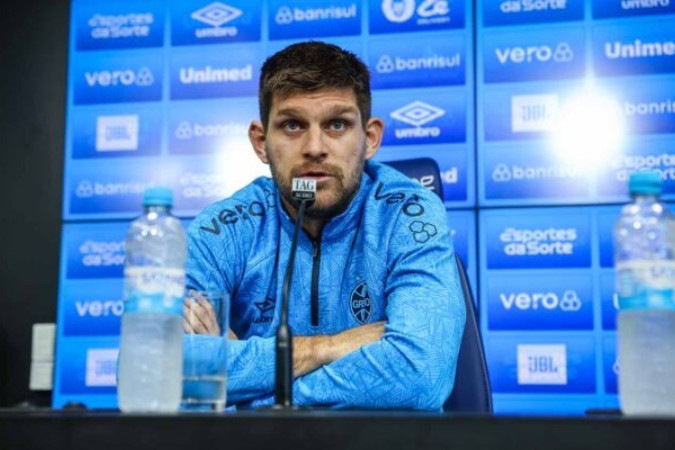  RS - FUTEBOL/ TREINO GREMIO 2024 - ESPORTES - T..cnico Renato Portaluppi, ao lado dos zagueiros Geromel e Kannemann concede entrevista coletiva apos o treino da manha desta sexta-feira, no CT Luiz Carvalho, na prepara.....o para a partida valida pelo Campeonato Brasileiro 2024. FOTO: LUCAS UEBEL/GREMIO FBPA
     -  (crédito:  Lucas Uebel/Gremio FBPA)