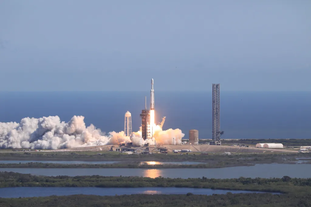 A Europa Clipper saiu do Centro Espacial Kennedy, na Flórida, às 14h06 desta segunda, pelo horário de Brasília. Sonda foi carregada pelo foguete Falcon Heavy -  (crédito: Kim Shiflett/NASA)