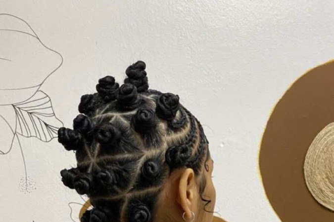 Considerado um penteado protetivo, o Bantu 
knots protege os fios 
contra o vento, 
sol e chuva