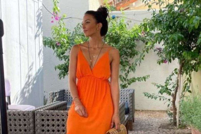 Vestido em um tom de laranja energizante 