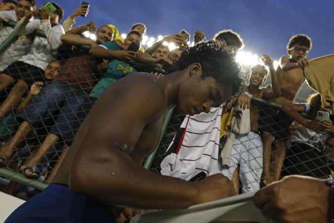 Endrick fez a festa da torcida com autógrafos e fotos em um dos dois treinos da Seleção no Estádio Bezerrão, no Gama -  (crédito: Rafael Ribeiro/CBF)