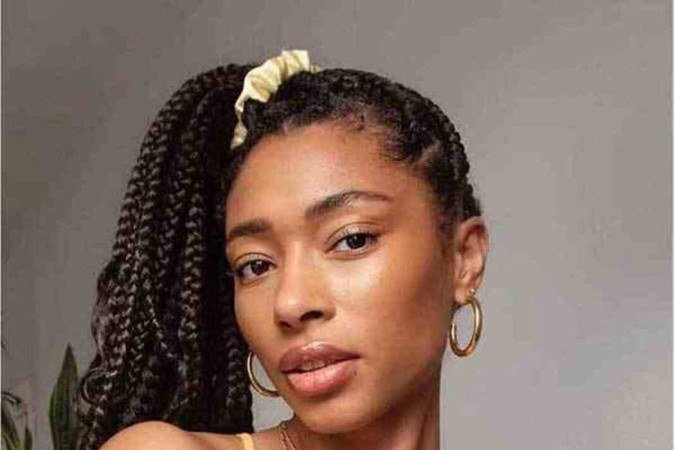 Maneira despojada de usar as tranças, mas que não deixa a praticidade de lado 